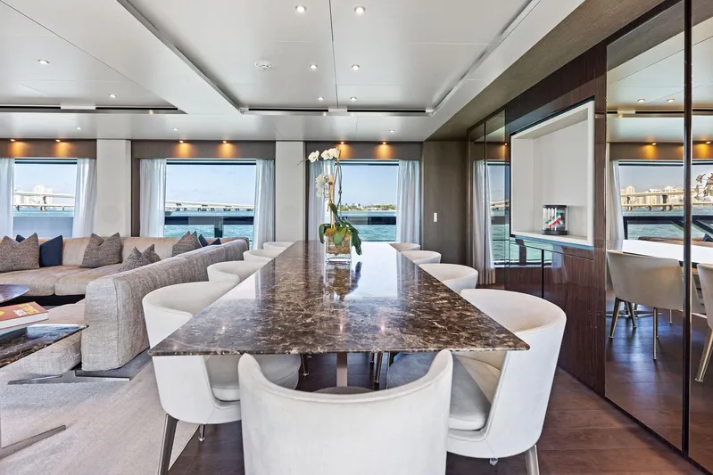 Isla Yacht Photos Pics 