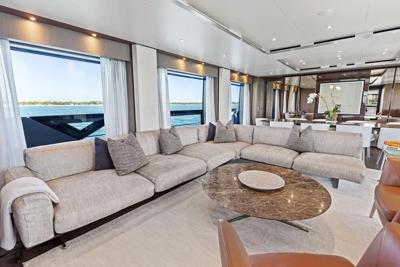 Isla Yacht Photos Pics 