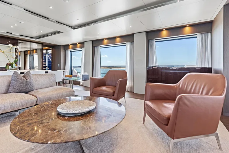 Isla Yacht Photos Pics 