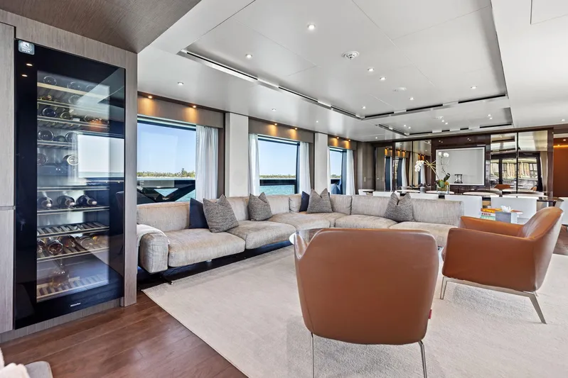 Isla Yacht Photos Pics 