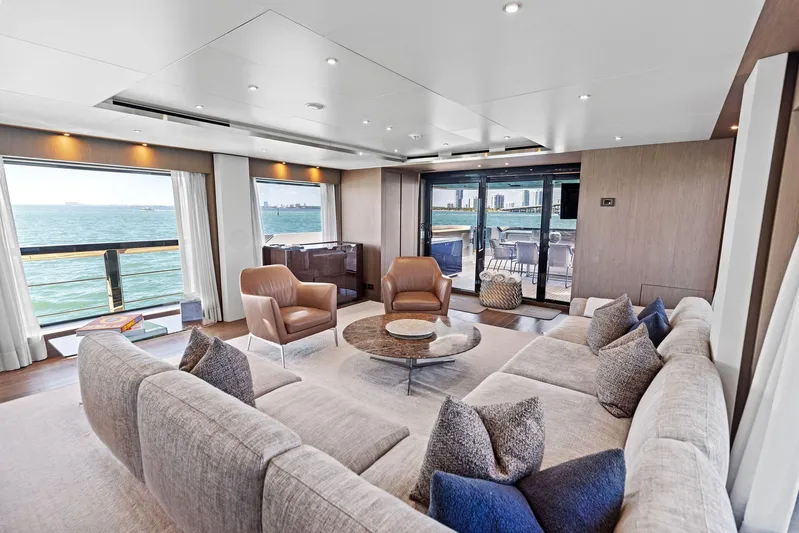 Isla Yacht Photos Pics 