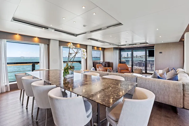 Isla Yacht Photos Pics 