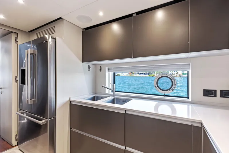 Isla Yacht Photos Pics 