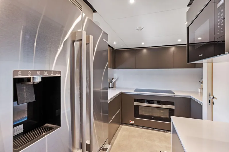 Isla Yacht Photos Pics 