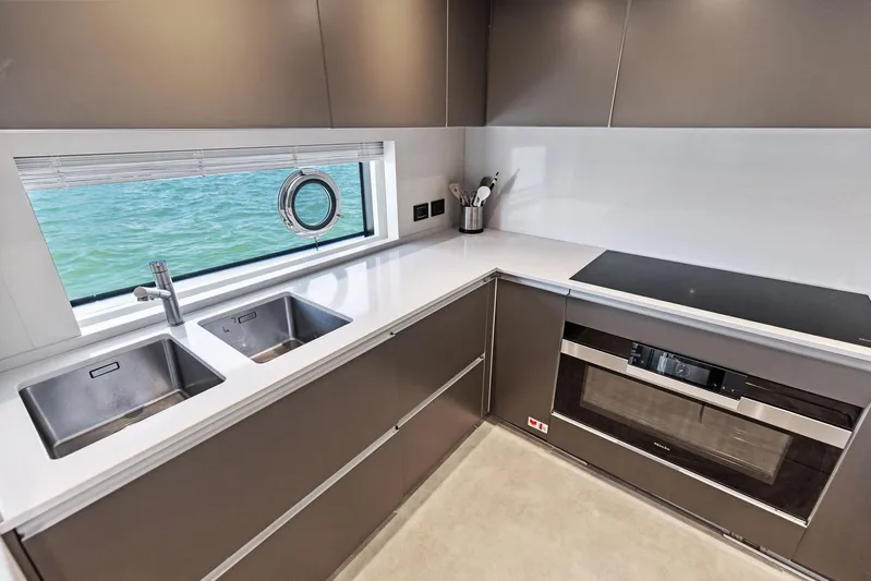 Isla Yacht Photos Pics 