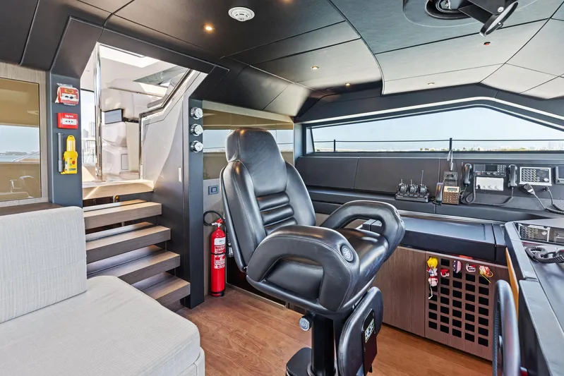 Isla Yacht Photos Pics 