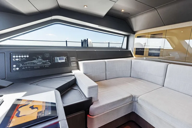 Isla Yacht Photos Pics 