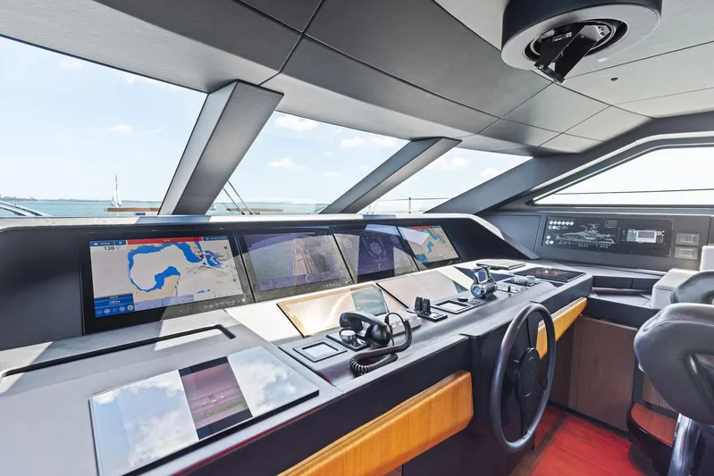 Isla Yacht Photos Pics 