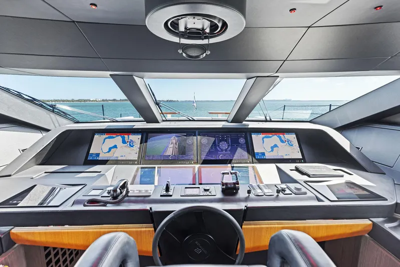 Isla Yacht Photos Pics 