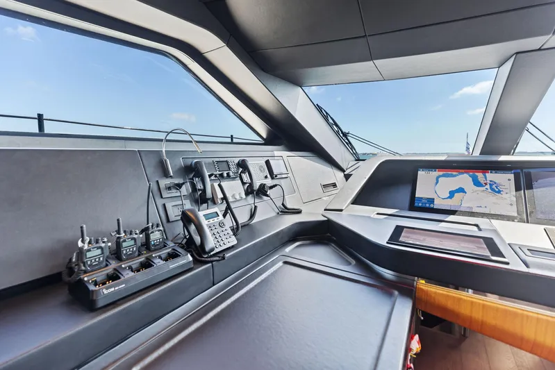 Isla Yacht Photos Pics 