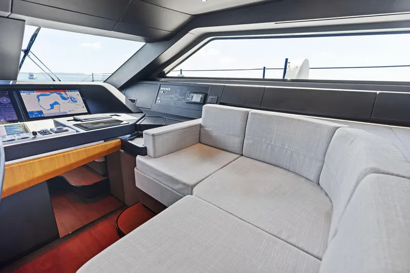 Isla Yacht Photos Pics 