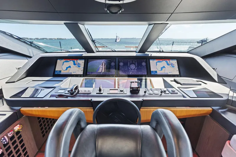 Isla Yacht Photos Pics 