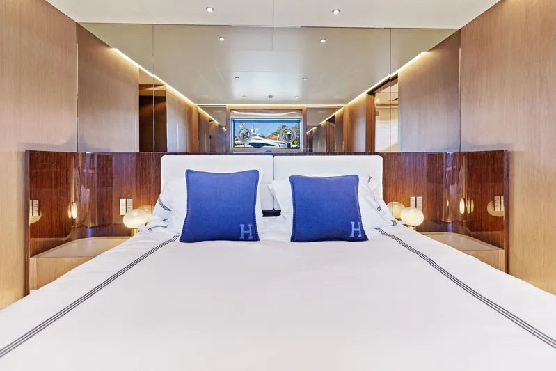 Isla Yacht Photos Pics 