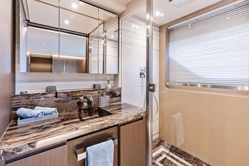 Isla Yacht Photos Pics 