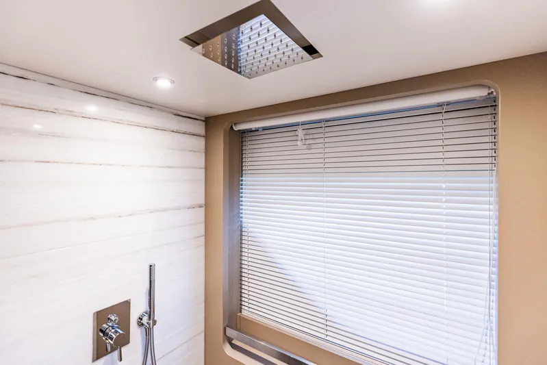 Isla Yacht Photos Pics 