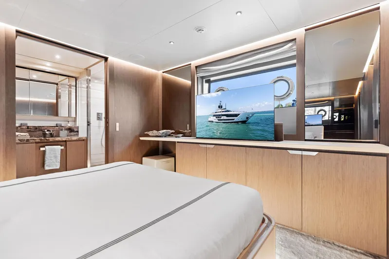 Isla Yacht Photos Pics 