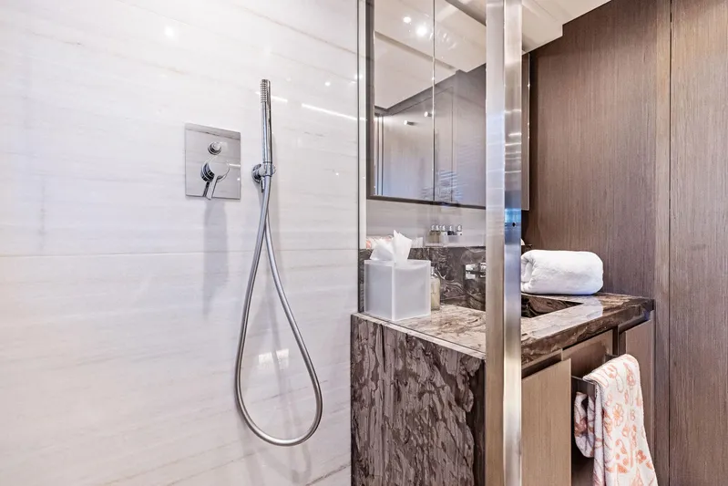 Isla Yacht Photos Pics 