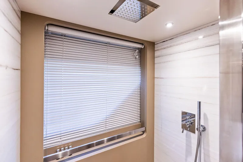 Isla Yacht Photos Pics 