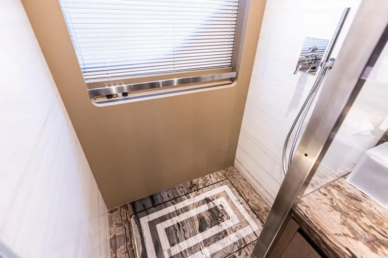 Isla Yacht Photos Pics 