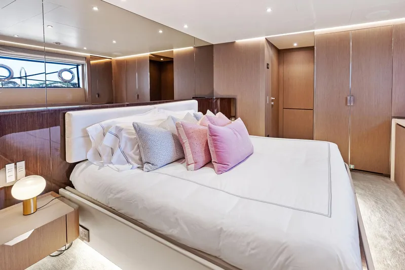 Isla Yacht Photos Pics 