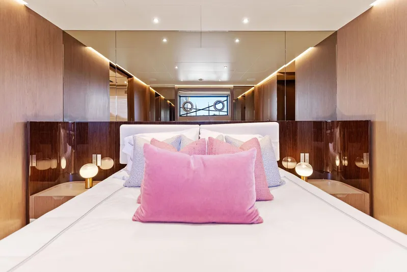 Isla Yacht Photos Pics 