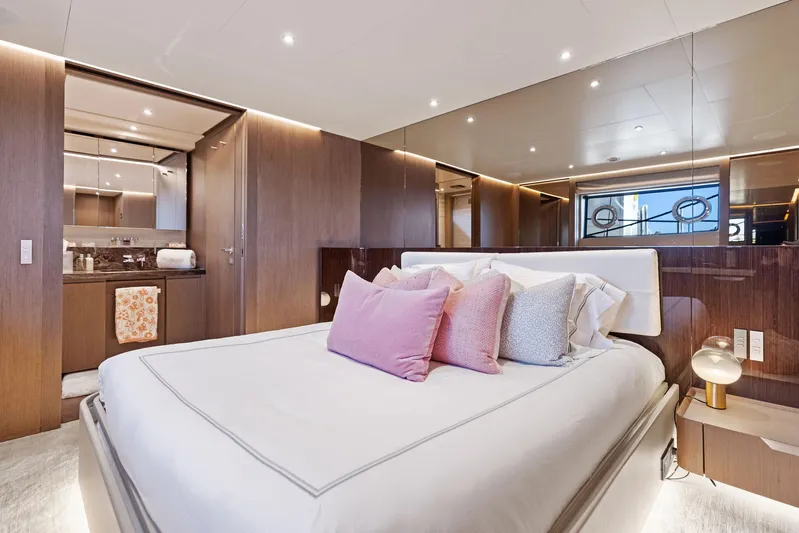 Isla Yacht Photos Pics 