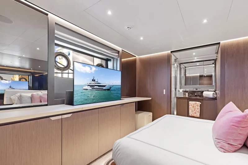 Isla Yacht Photos Pics 