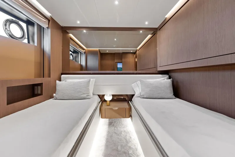 Isla Yacht Photos Pics 