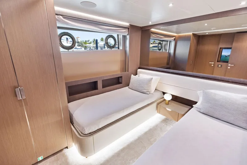 Isla Yacht Photos Pics 