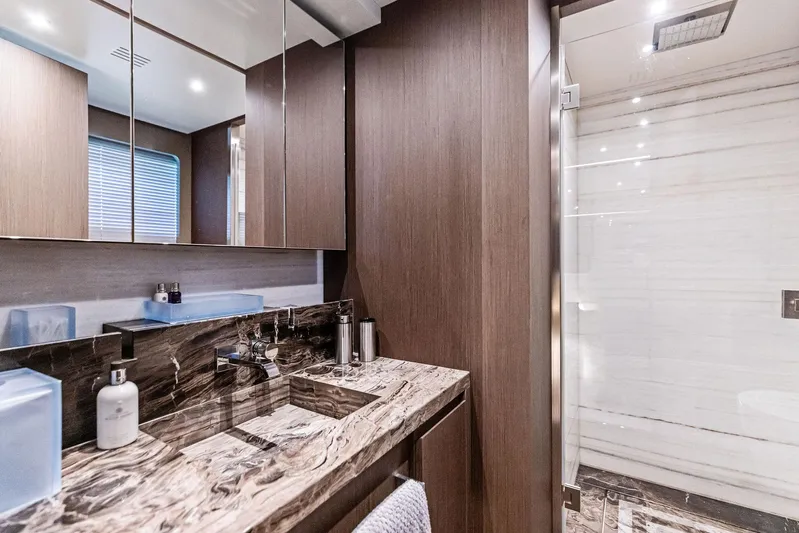 Isla Yacht Photos Pics 