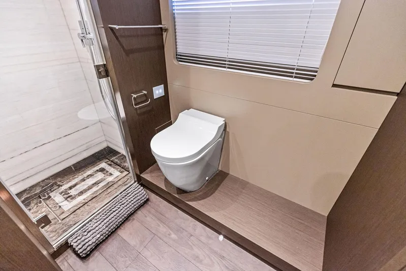 Isla Yacht Photos Pics 