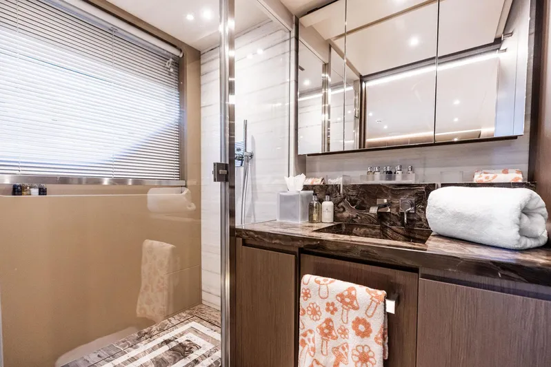 Isla Yacht Photos Pics 