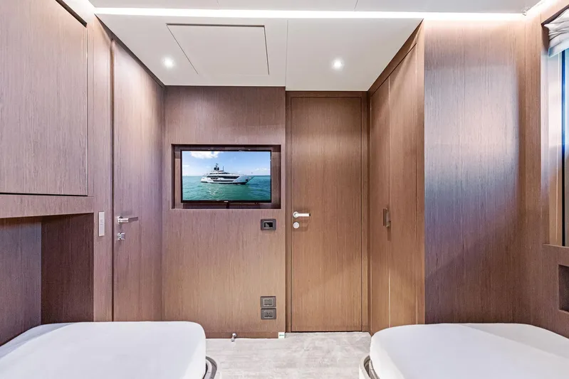 Isla Yacht Photos Pics 