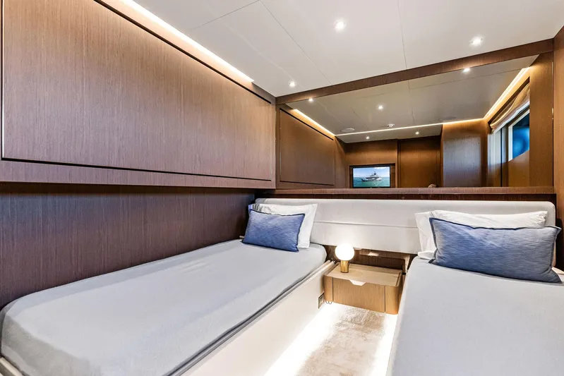 Isla Yacht Photos Pics 