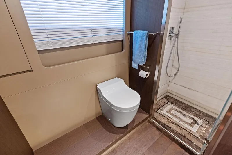 Isla Yacht Photos Pics 