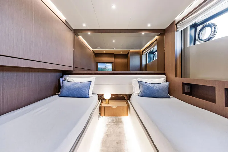 Isla Yacht Photos Pics 