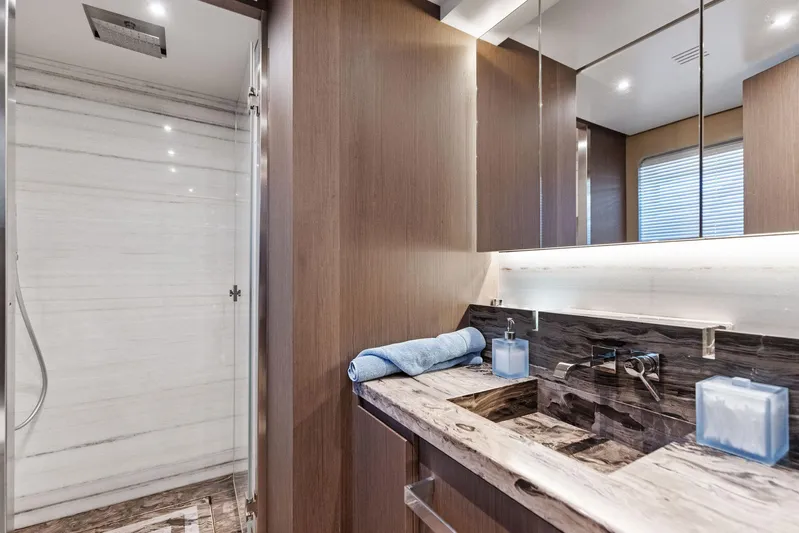 Isla Yacht Photos Pics 