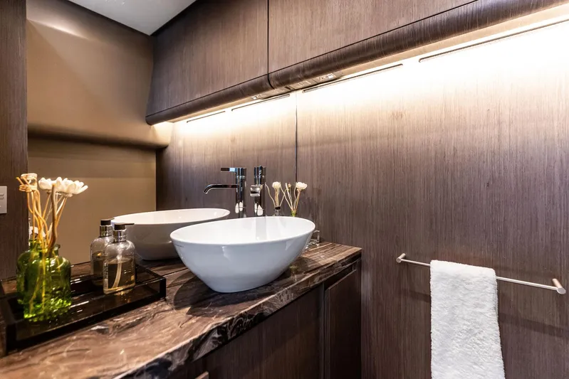 Isla Yacht Photos Pics 