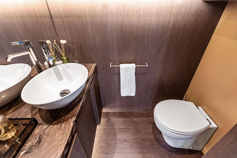 Isla Yacht Photos Pics 