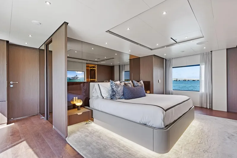 Isla Yacht Photos Pics 