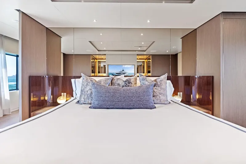 Isla Yacht Photos Pics 