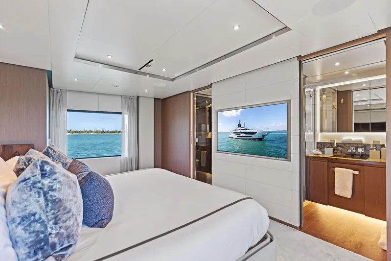 Isla Yacht Photos Pics 