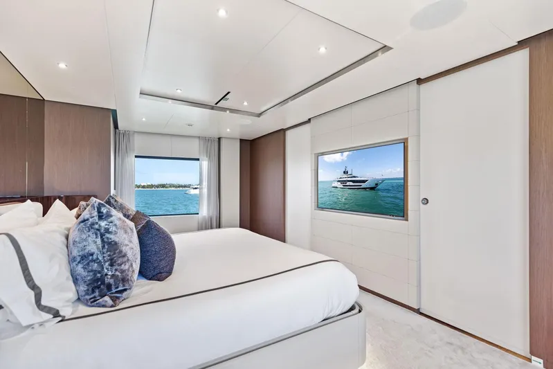 Isla Yacht Photos Pics 