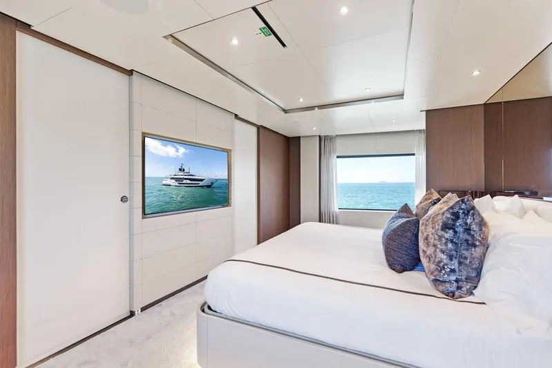 Isla Yacht Photos Pics 