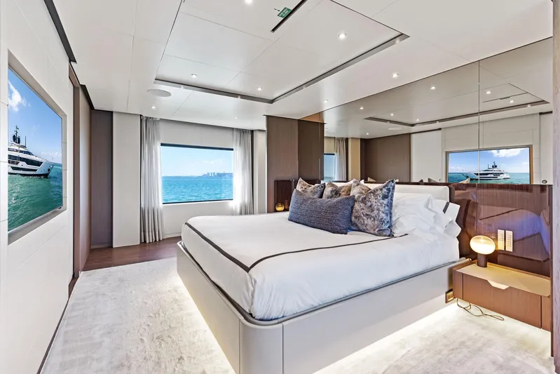 Isla Yacht Photos Pics 