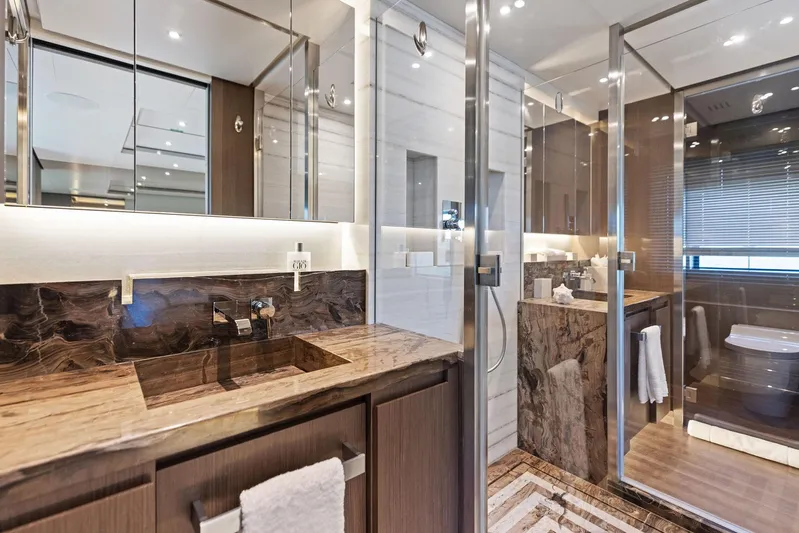 Isla Yacht Photos Pics 