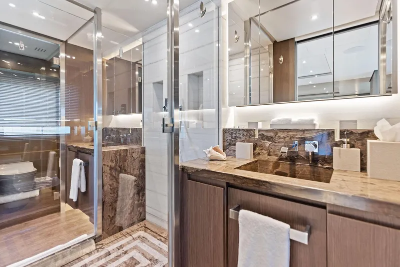 Isla Yacht Photos Pics 