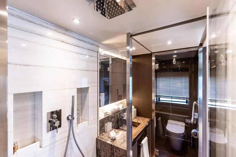 Isla Yacht Photos Pics 