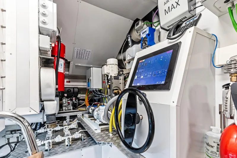 Isla Yacht Photos Pics 