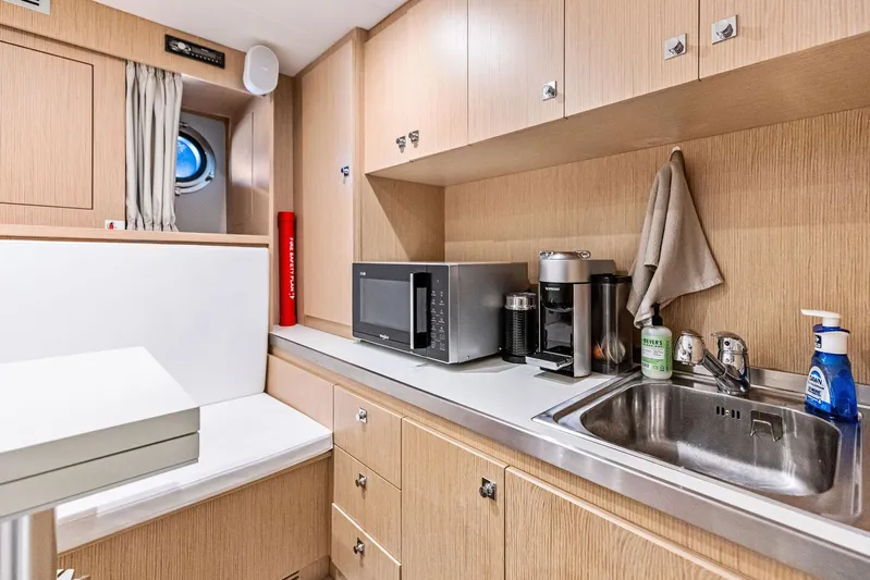 Isla Yacht Photos Pics 